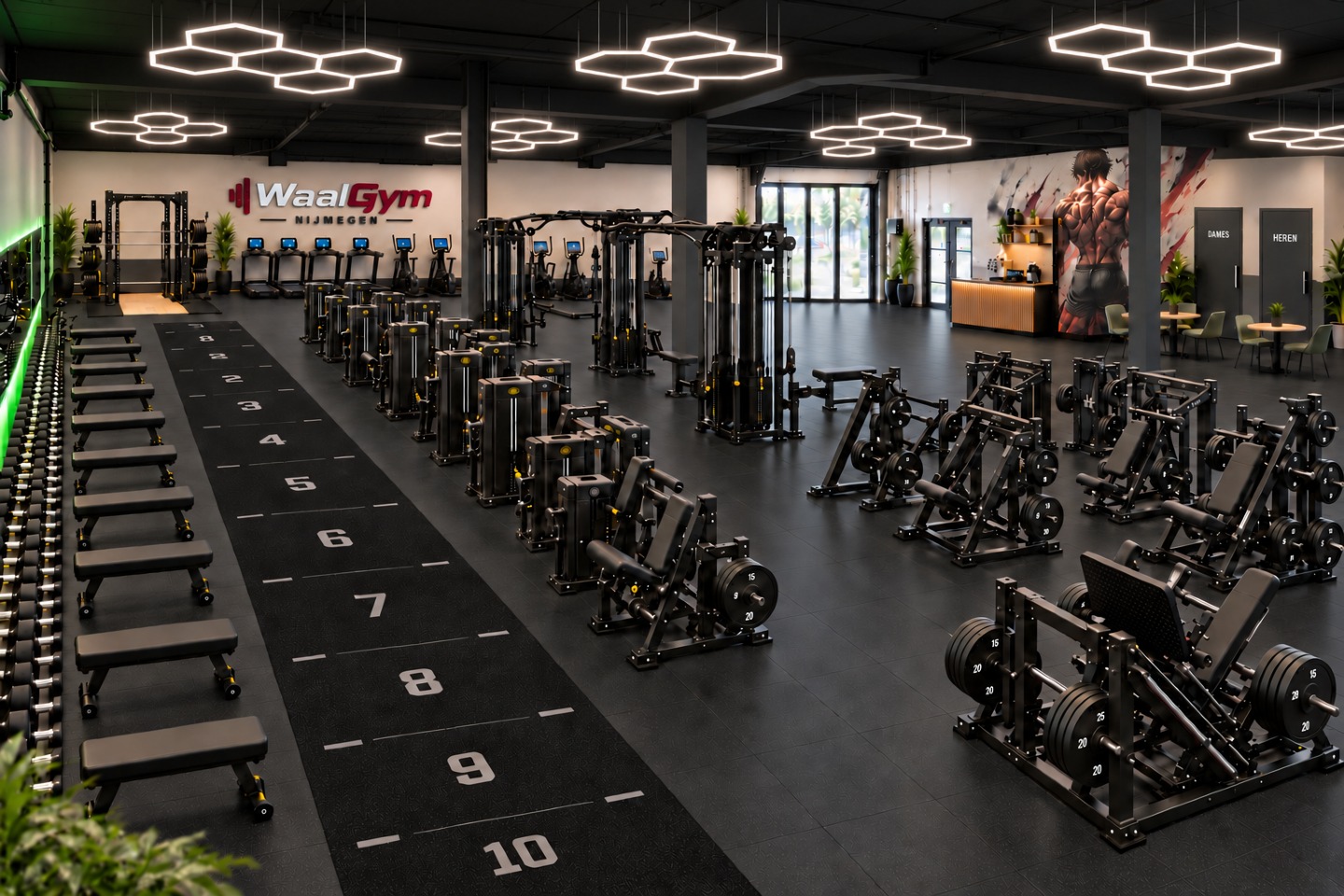 Sfeerimpressie van een ruime, donkere gymvloer met hexagon-verlichting, krachtapparatuur, een sprinttrack en een lounge met koffiebar
